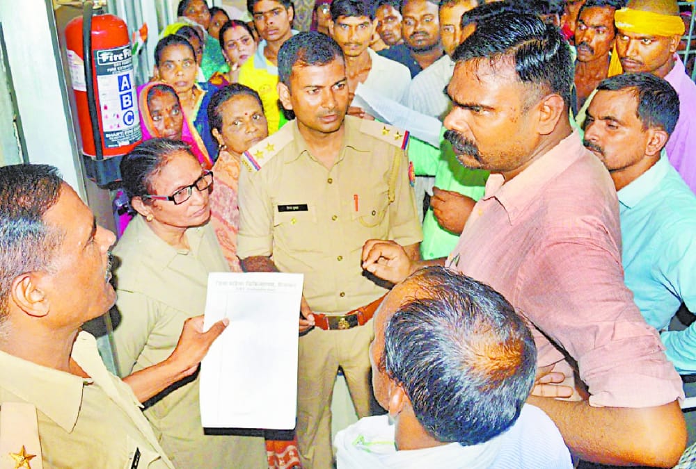 woman died when she falls from stracher in faizabad hospital.