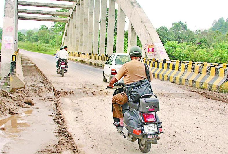 हमीरपुर में एनएच पुल और सड़क में आधा फीट की दरार