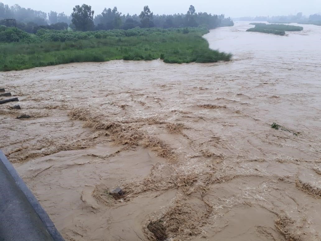 rain create flood like condition in uttarakhand