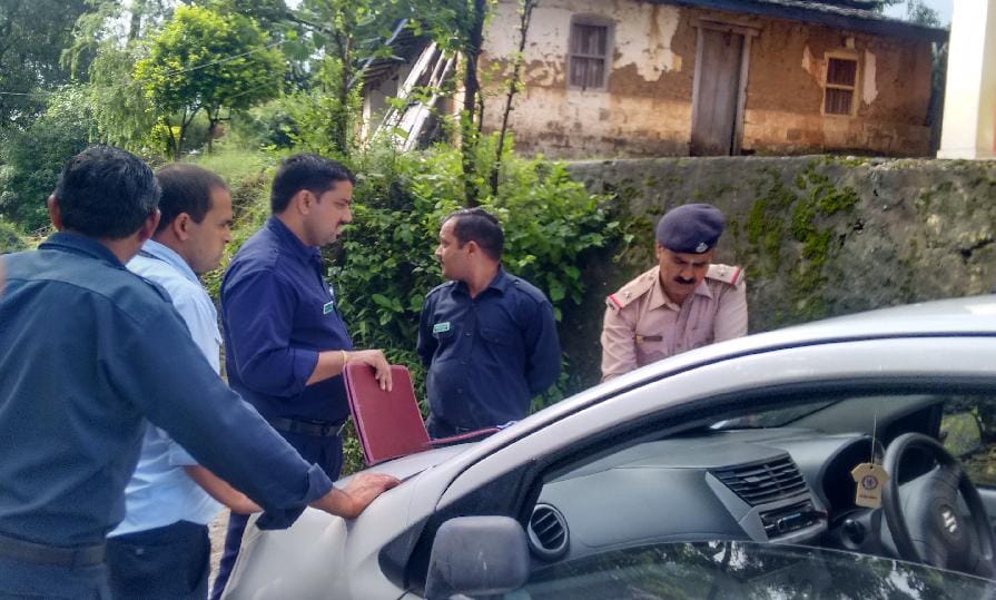 छह स्कूली गाड़ियों के पुलिस ने काटे चालान