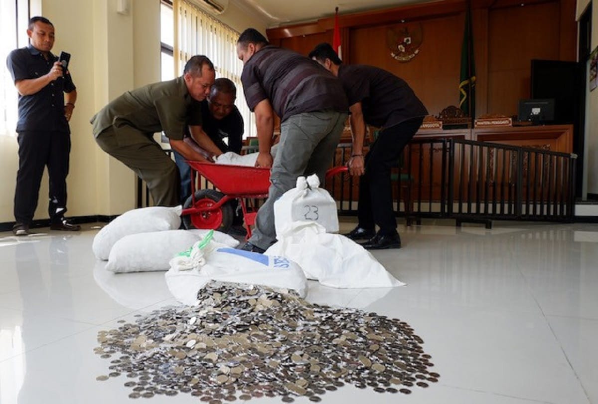 Husband reached court with 890 kg coins to give alimony to wife