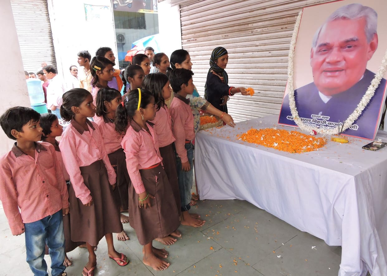 अस्थि कलश के समक्ष अटल को नमन, श्रद्धाजंलि