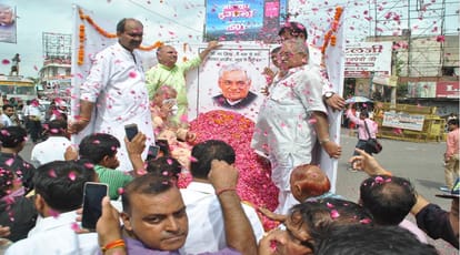 Asthi Kalash Yatra, 'Atal ji' immortal, and paid tribute with flowers