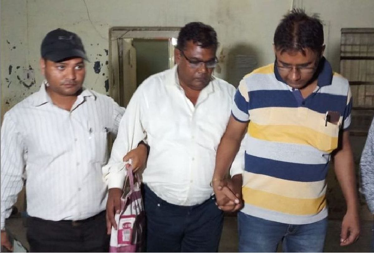 Railway engineer arrested for taking bribe by cbi in agra
