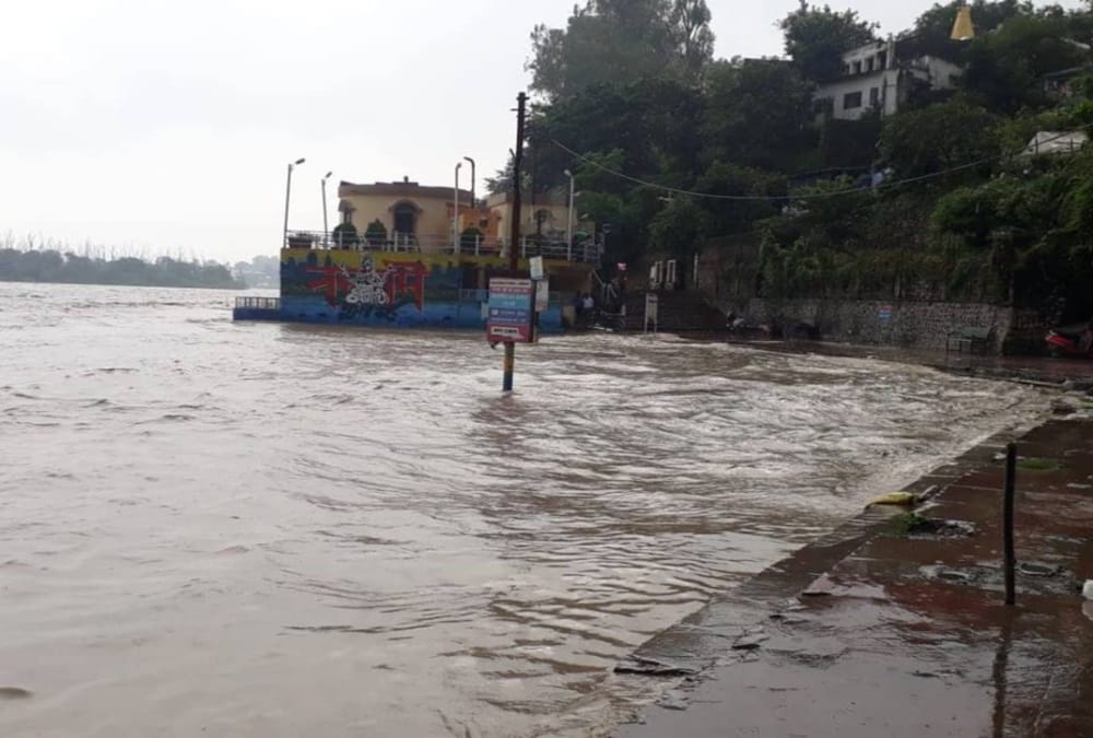 Ganga cross danger line in rishikesh 24 hours rain alert in uttarakhand