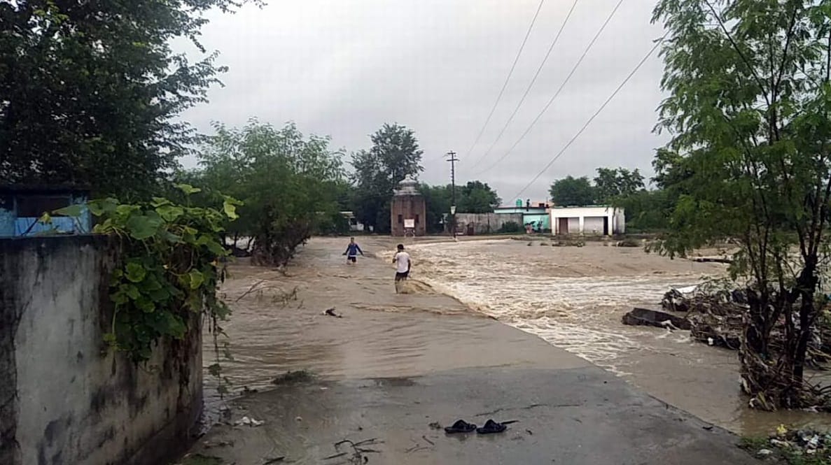 Ganga cross danger line in rishikesh 24 hours rain alert in uttarakhand