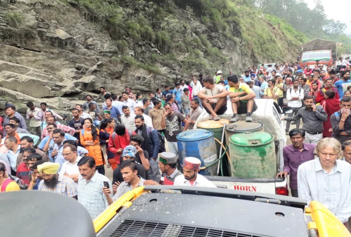 large scale landslide in mandi manali national highway
