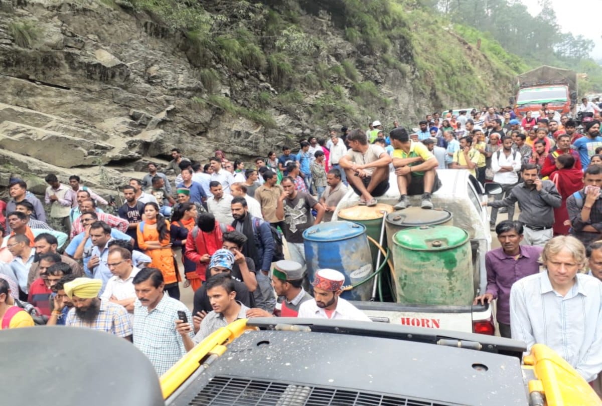 large scale landslide in mandi manali national highway