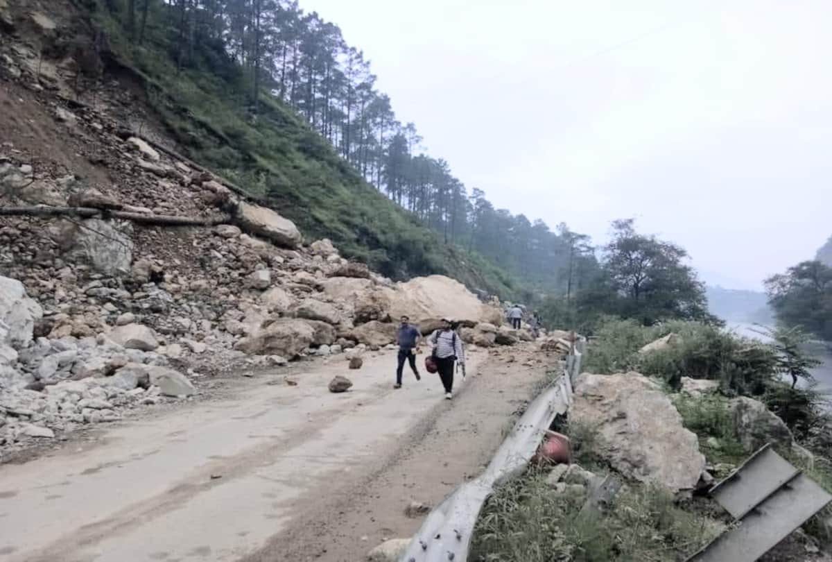large scale landslide in mandi manali national highway