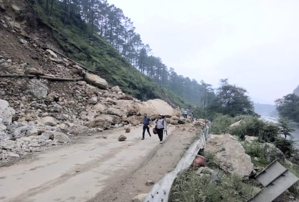 large scale landslide in mandi manali national highway
