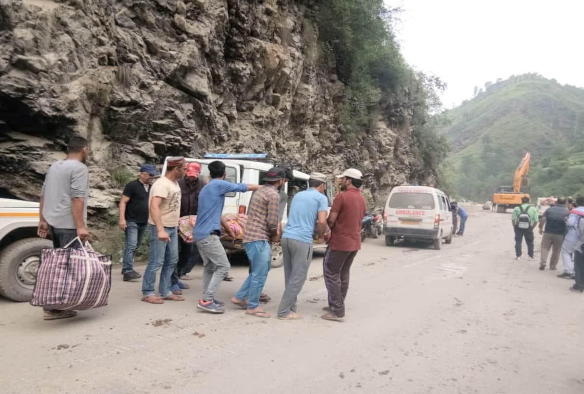 large scale landslide in mandi manali national highway