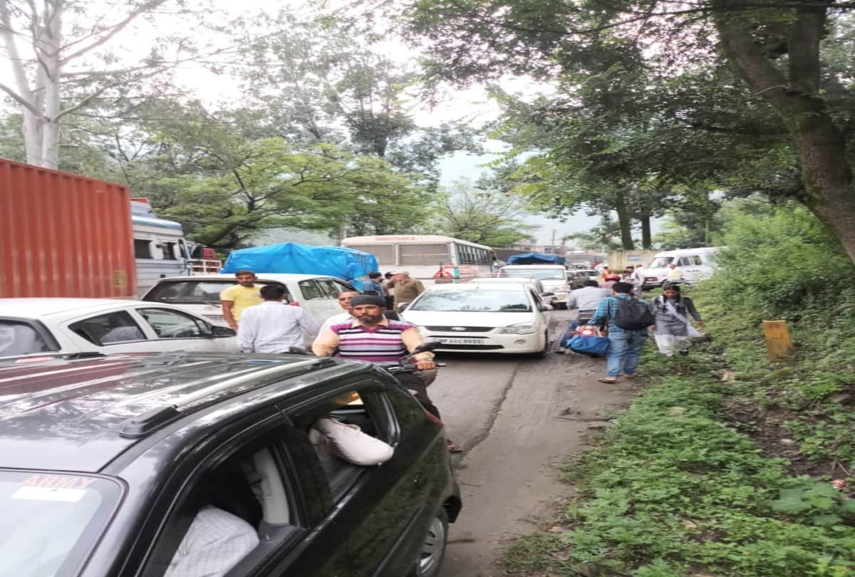 large scale landslide in mandi manali national highway