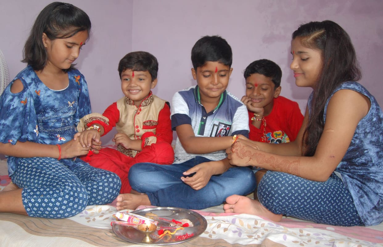 बहनों ने भाइयों की कलाई पर बांधी नेह की डोर