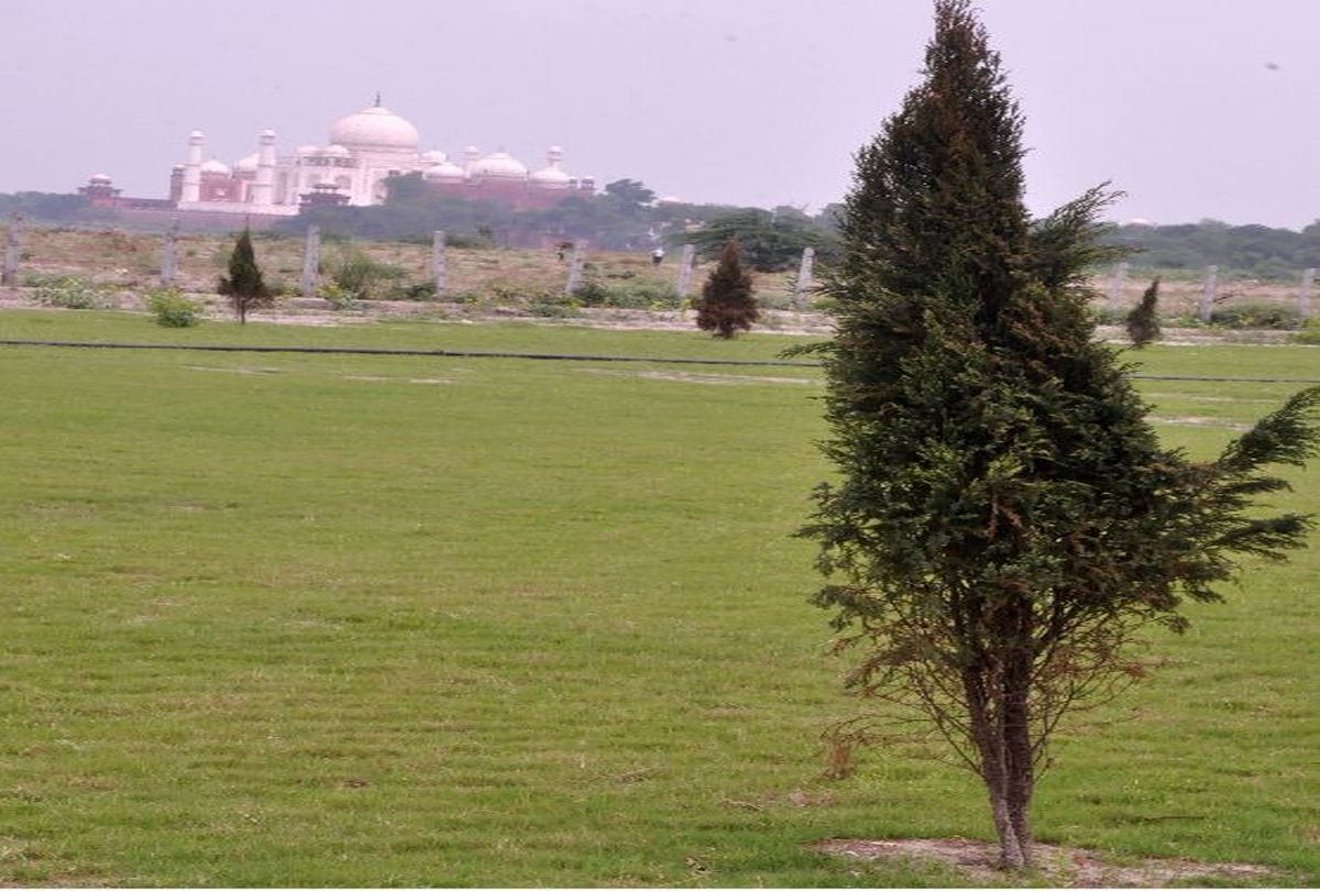 Taj Mahal looks like a Royal Gate of Corridor