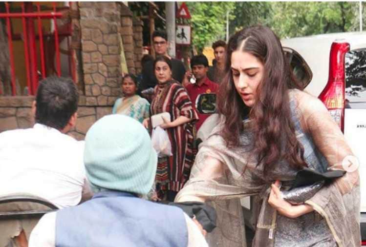 sara ali khan reach temple with his brother ibrahim ali khan
