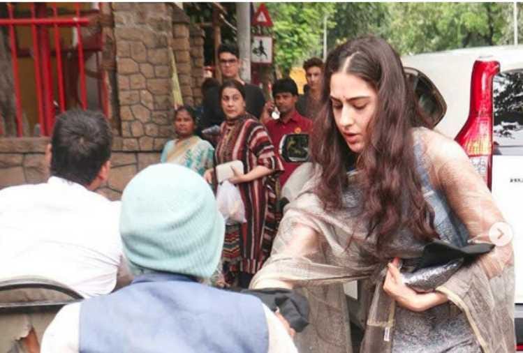 sara ali khan reach temple with his brother ibrahim ali khan