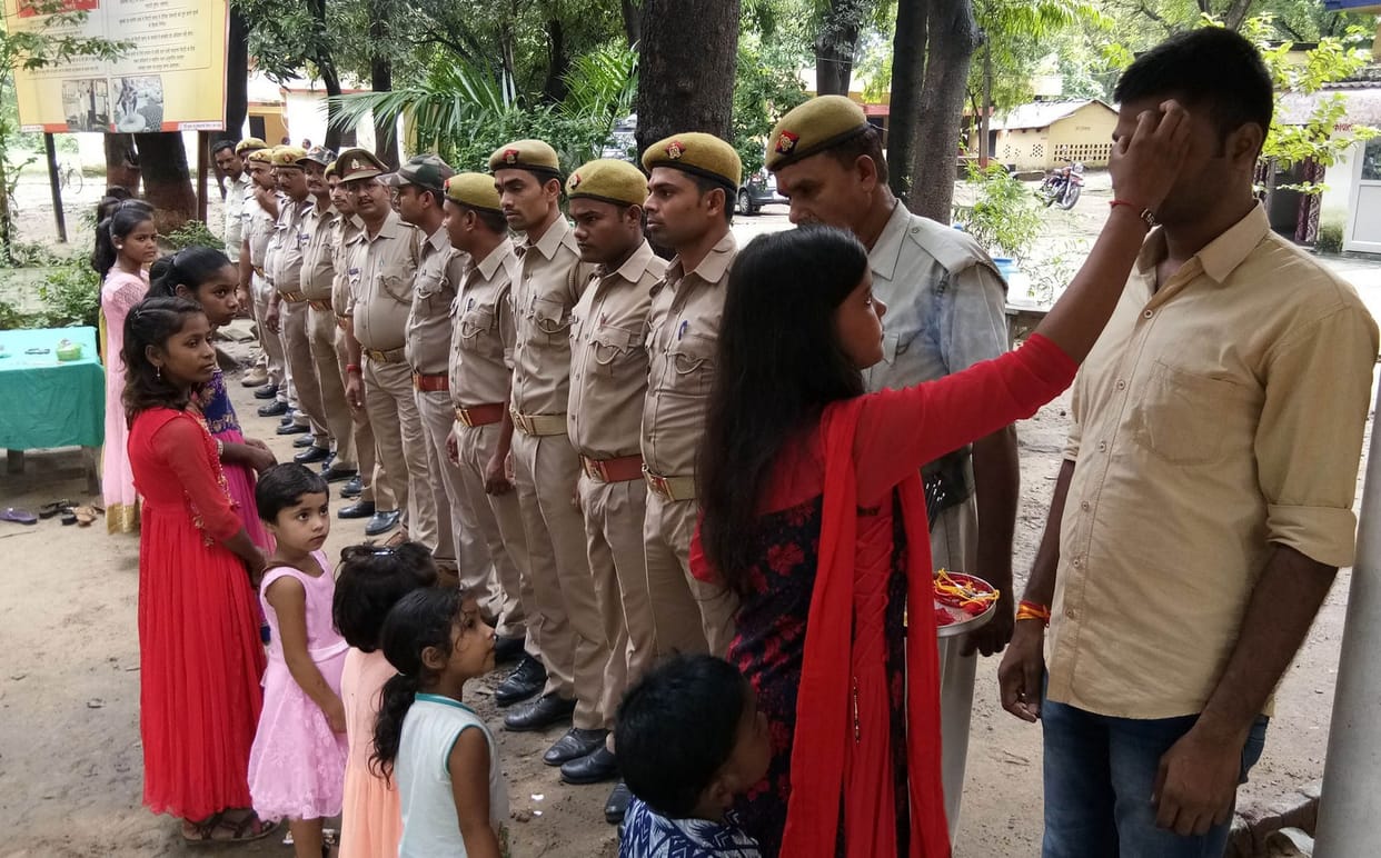 बहनों ने राखी बांधकर कहा तुम जियो हजारों साल