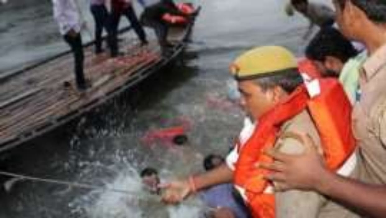 Boat capsizes when BJP leaders immersing late PM Vajpayee ashes in UP