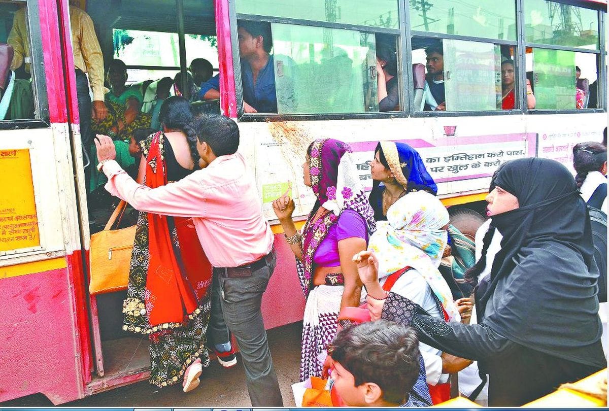 The women did not get seat in the bus at raksha bandhan