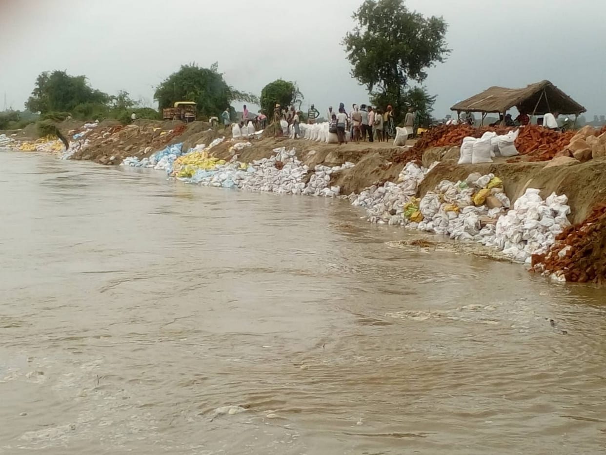 फिर बढ़ी सरयू नदी, तटबंध का बेस डूबा