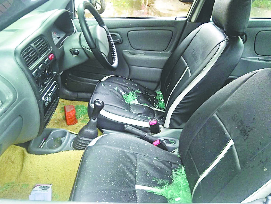Eight attackers rescued the accused of theft