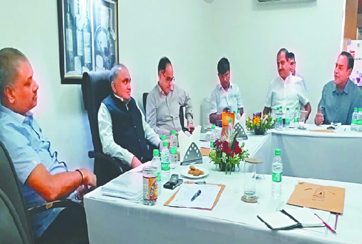 Uttar Pradesh Chief Secretary take meeting of investors in noida