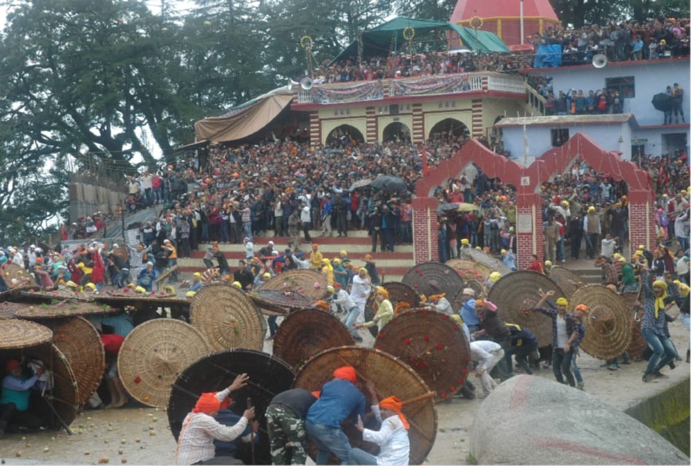 Stone war on Raksha Bandhan 2018 in devidhura Bagwal