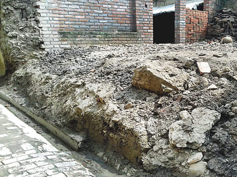 Woman dies due to collapse of wall