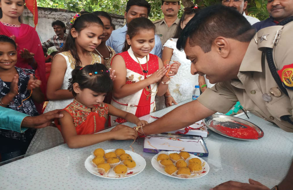 Sisters reaching the prisoners in jail On the occasion of Rakshabandhan