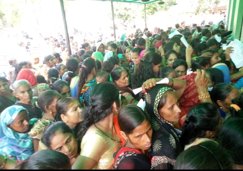 Sisters reaching the prisoners in jail On the occasion of Rakshabandhan