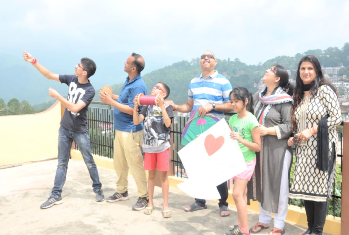 Police raises awareness regarding women's protection on Rakshabandhan by flying kite