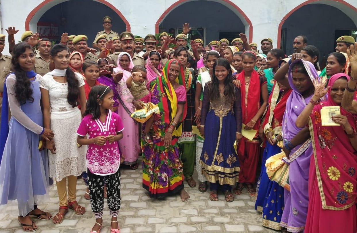 रेशम के धागे से बहना ने बांध लिया संसार