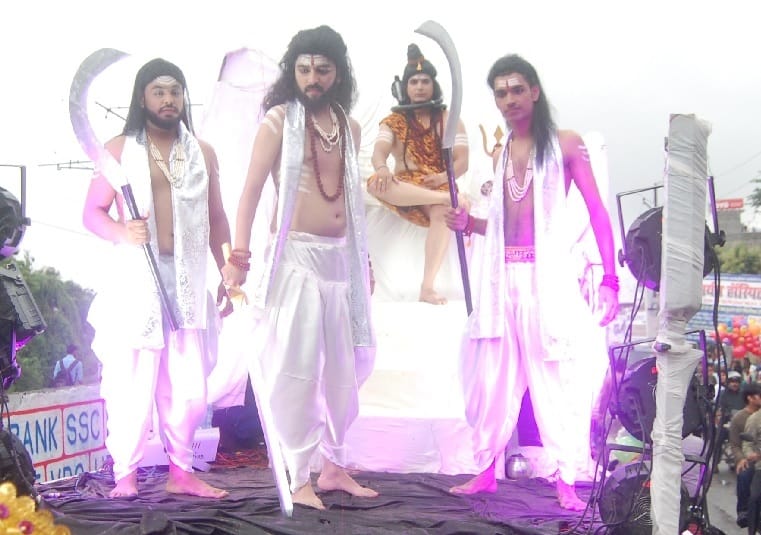 बड़े धूम से शहर की सड़कों पर निकली झलेलाल की झांकी