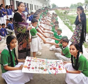 राखी बनाकर छात्राओं ने छात्रों को बांधी राखी