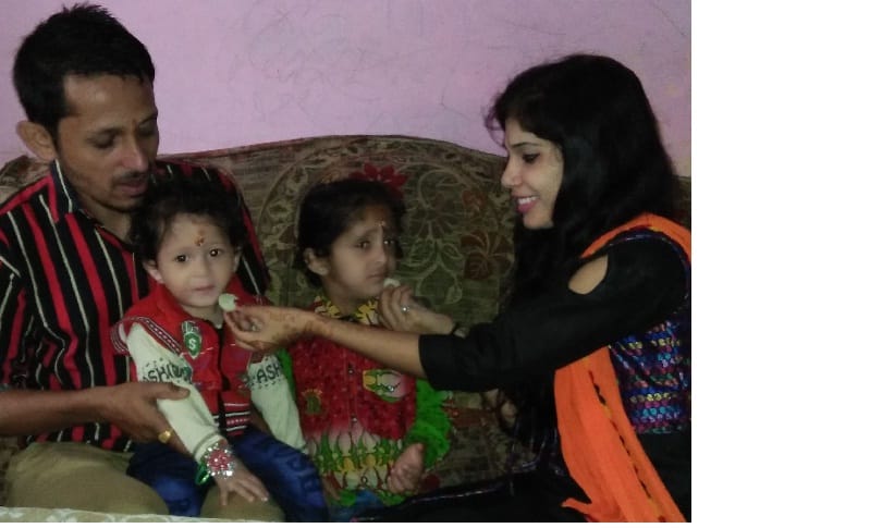 Sisters love the brother's wrist ...