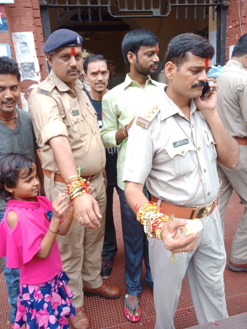 UP police celebrate suraksha bandhan according rakhi with khaki
