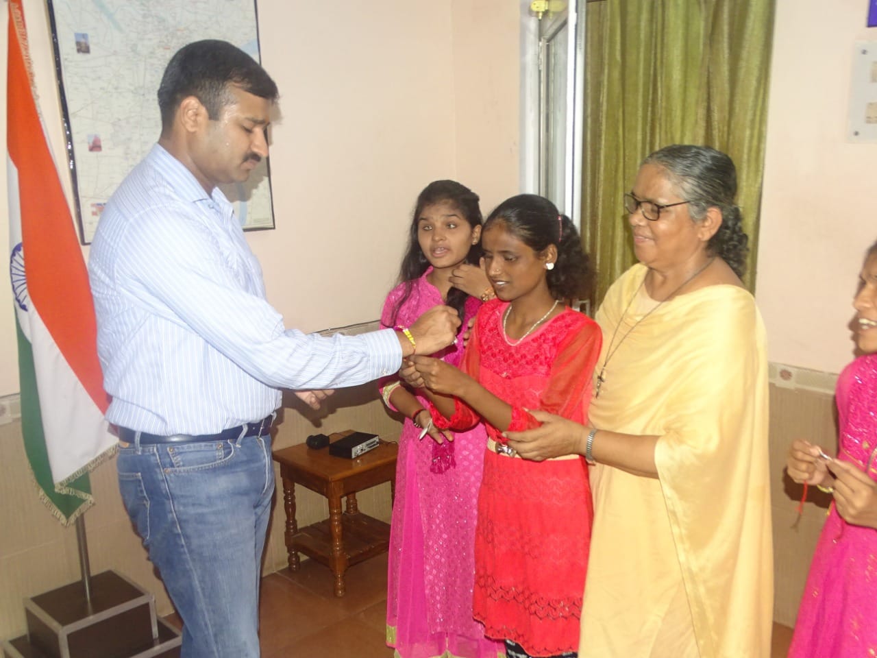 UP police celebrate suraksha bandhan according rakhi with khaki