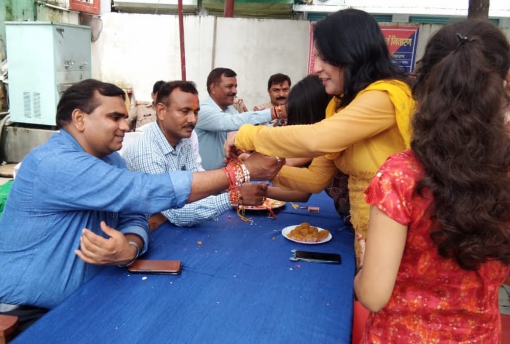 uttar pradesh police celebrates rakshabandhan in police stations.