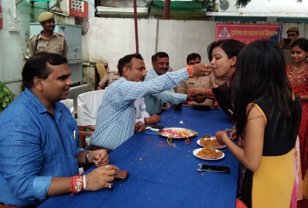 uttar pradesh police celebrates rakshabandhan in police stations.