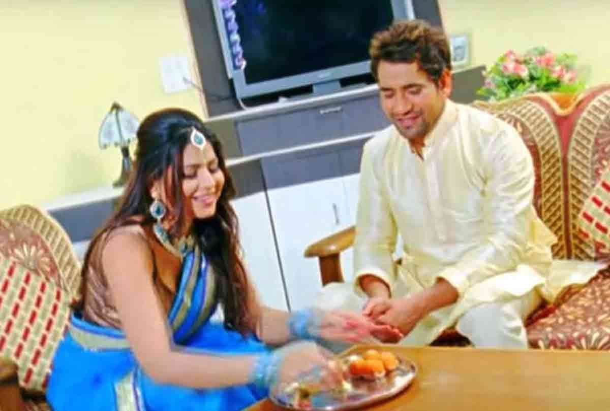 bhojpuri rakhi song nirahua and akshara singh make you emotional video goes viral