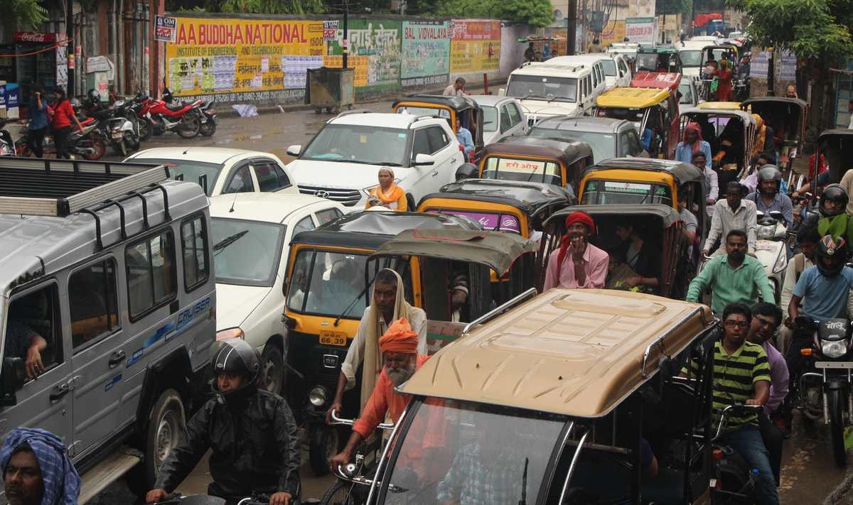 सड़क किनारे गाड़ी खड़ी की तो कटेगा चालान