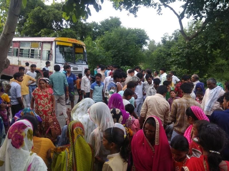 दो युवकों की मौत से गुस्साए परिजनों ने लगाया जाम