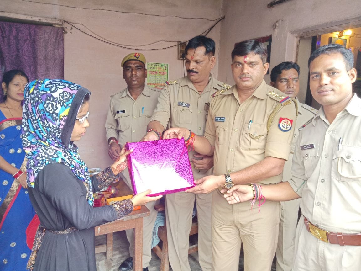 UP police celebrate suraksha bandhan according rakhi with khaki