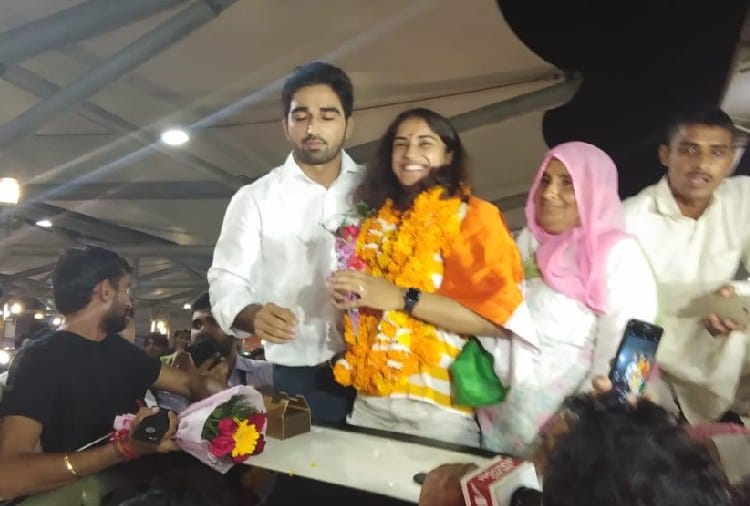 Asian Games Gold Medal Winner Wrestler Vinesh Phogat Engagement with Somveer Rathi