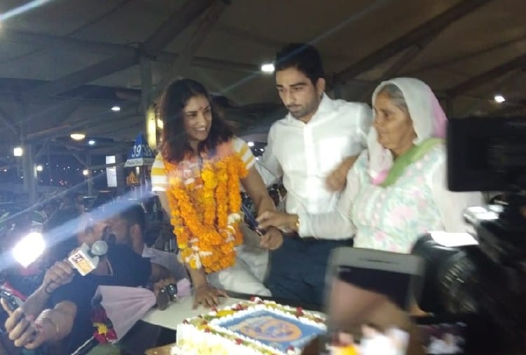 Asian Games Gold Medal Winner Wrestler Vinesh Phogat Engagement with Somveer Rathi