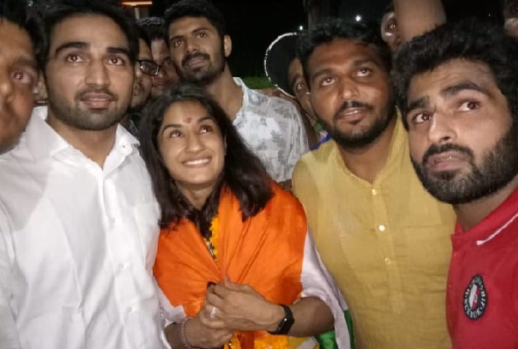 Asian Games Gold Medal Winner Wrestler Vinesh Phogat Engagement with Somveer Rathi