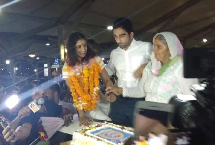 vinesh phogat ceremony with wrestler somveee rathi at airport parking