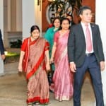 वियतनाम और कंबोडिया की पांच दिवसीय यात्रा के पहले चरण में वियतनाम की राजधानी हनोई पहुंची विदेश मंत्री सुषमा स्वराज।