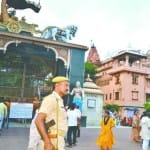 श्रीकृष्ण जन्मस्थान के बाहर तैनात सुरक्षा बल का जवान
