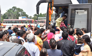 Woman in Lucknow going to Lucknow bus captured